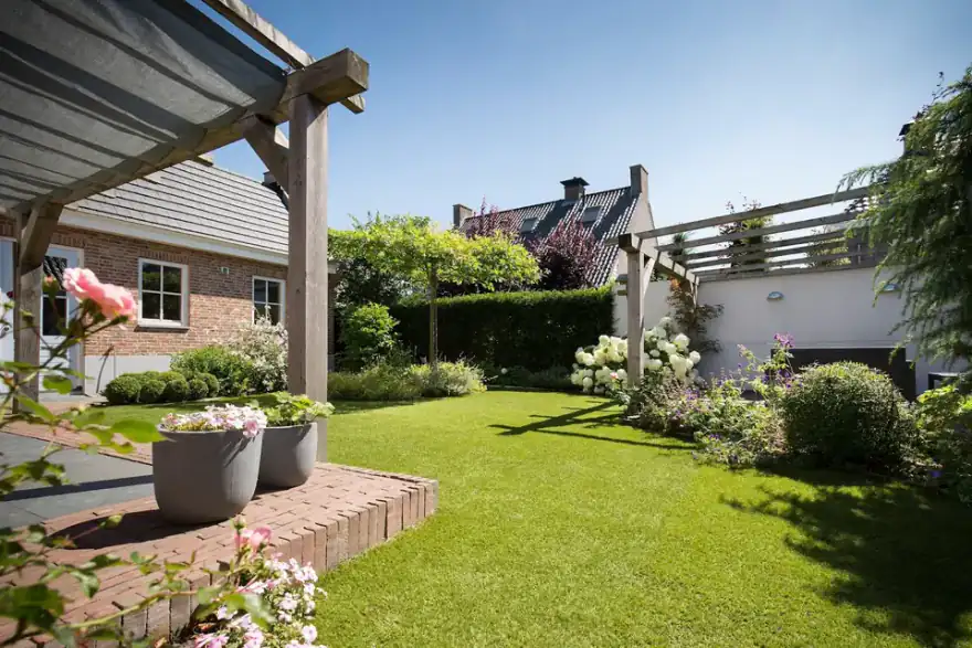 Artificial grass installation by Tiaturf Artificial Lawns